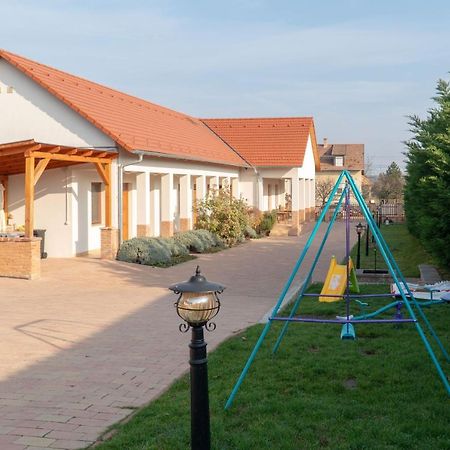 Kun Pista Vendeghaz Hotel Vertesboglar Екстериор снимка